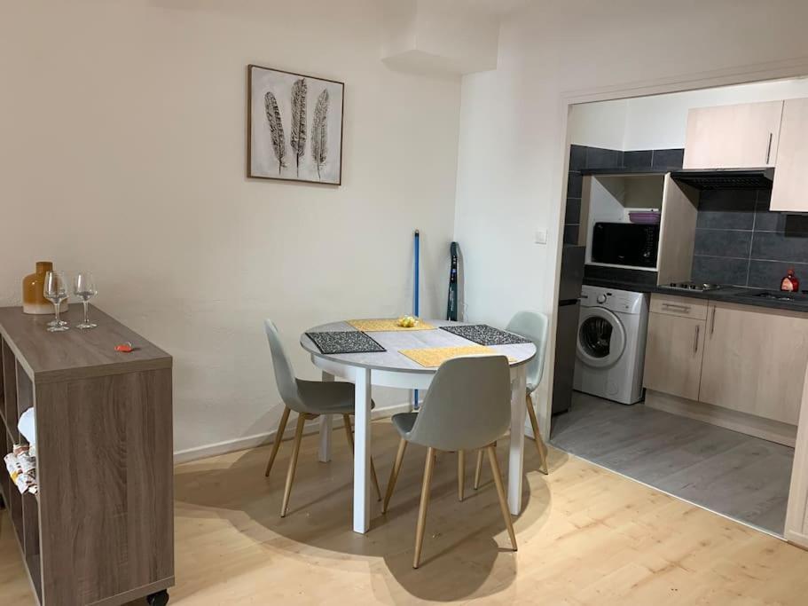 Aubenas : Beau Studio, Proche Du Chateau Buitenkant foto